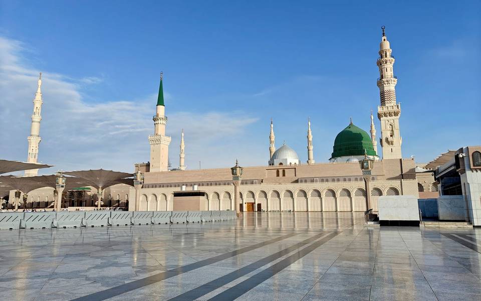 ساحات المسجد النبوي ومآذنه في المدينة المنورة تحت سماء زرقاء
