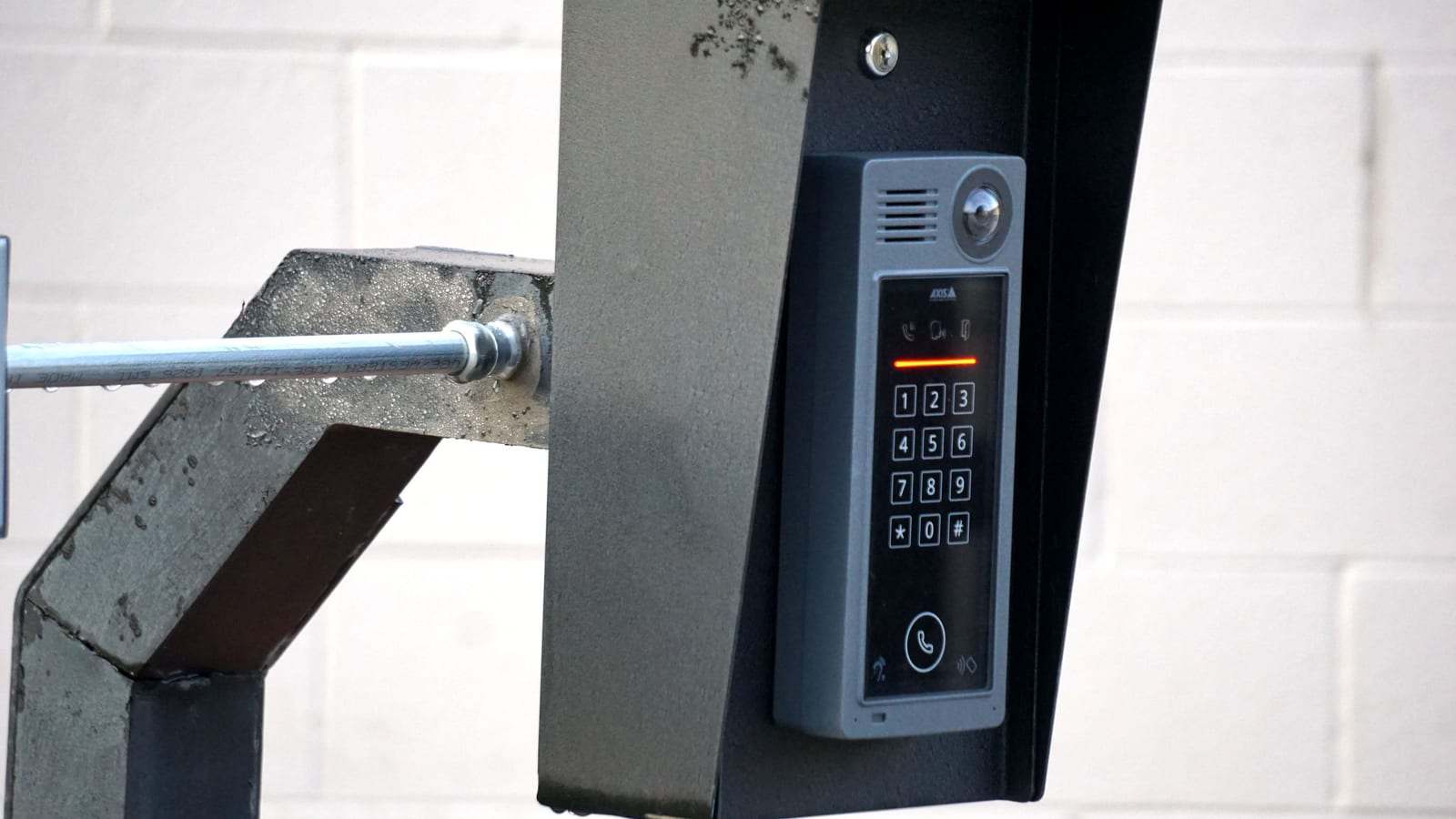 لوحة انتركم معدنية بأزرار مثبتة على عمود عند بوابة