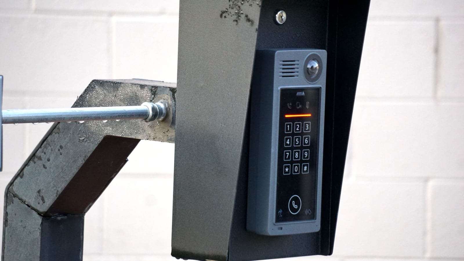 لوحة انتركم معدنية بأزرار مثبتة على عمود عند بوابة
